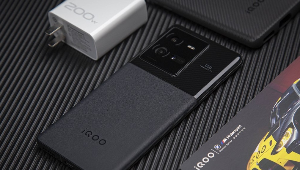 [REVIEW] iQOO 10 Pro, Smartphone Gaming dengan Charging 200 Watt!