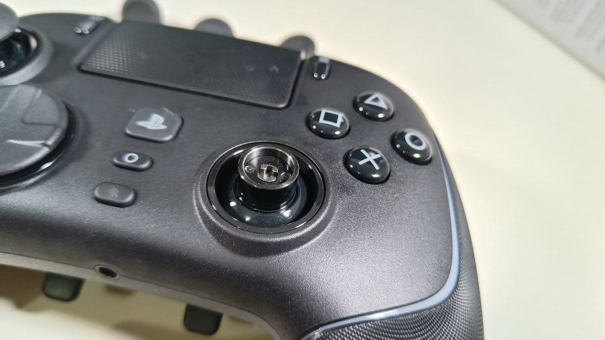 Razer Wolverine V2 Pro