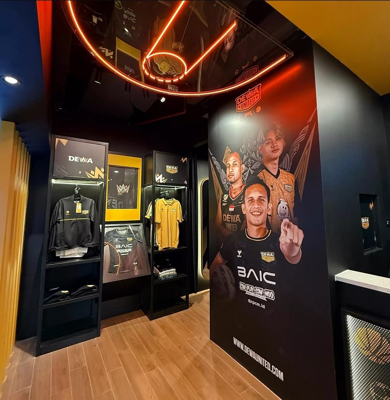 Dewa United Store Kini Hadir di Carstensz Mall, Yuk Cek Koleksi Merchandisenya!
