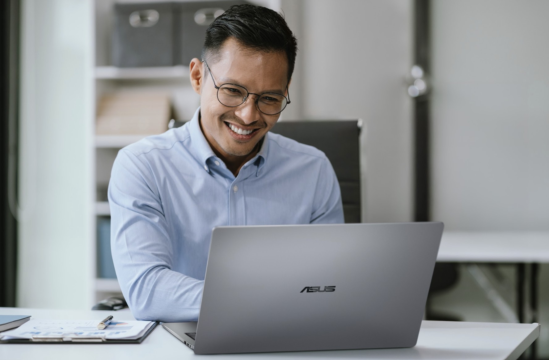 ASUS ExpertBook PM5 G2 (AMD) Meluncur di CES 2026, Laptop Bisnis 14/16 Inci dengan AI 55 TOPS dan Ketahanan Militer