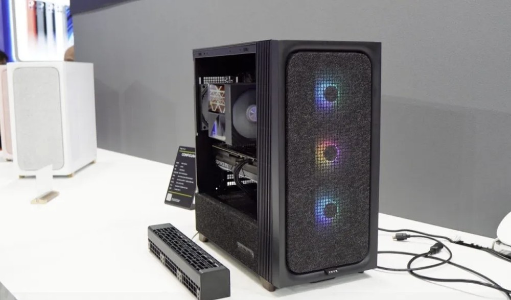 TRYX Pamer Tiga Inovasi di CES 2026: STAGE 360 AIO Layar Ganda, TURRIS 620 Air Cooler 5 Inci, dan Casing Senyap FLOVA F50